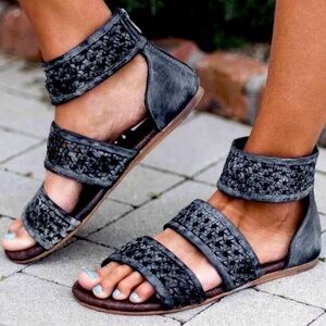 Clio sandals by Roan Bedstu size 12